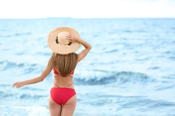ビーチの美しいワンピース水着に魅力的な若い女性 — ストック写真