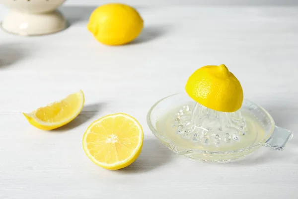 Шматочки Лимона Соковижималки Світлому Столі — стокове фото