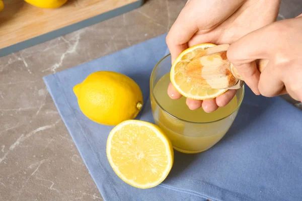 Femme Serrant Jus Citron Avec Alésoir Dans Verre Sur Table — Photo