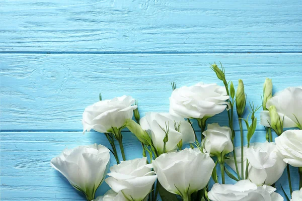 Composição Leigos Planos Com Belas Flores Eustoma Fundo Madeira — Fotografia de Stock