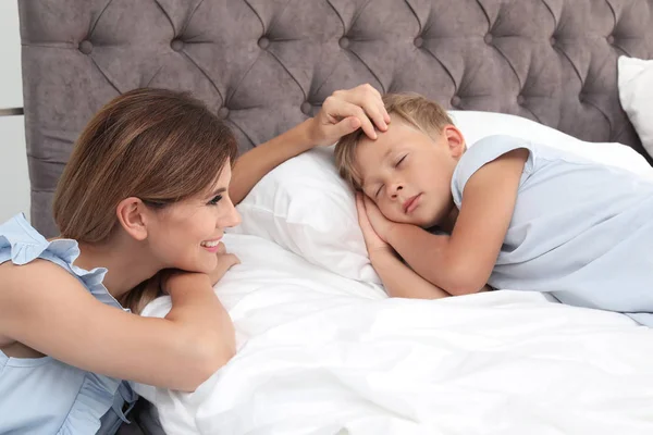 Anne Oğlu Evde Yatakta Uyumak Izlerken — Stok fotoğraf