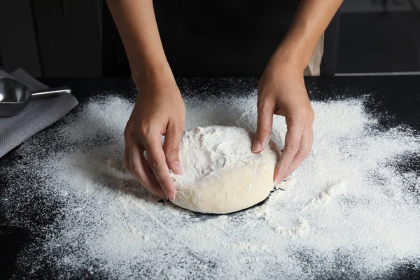 Frau Macht Teig Für Gebäck Auf Tisch — Stockfoto