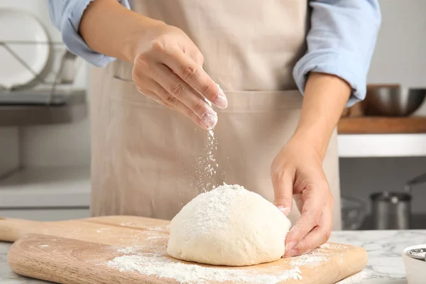 Mulher Polvilhando Massa Para Massa Com Farinha Mesa — Fotografia de Stock