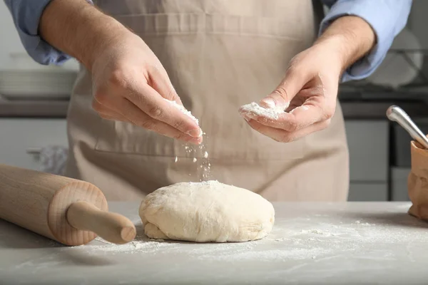 Hombre Espolvorear Masa Para Pastelería Con Harina Mesa —  Fotos de Stock