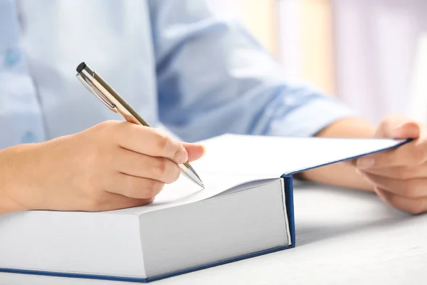 Schrijver Signing Autograph Boek Aan Tafel Close — Stockfoto