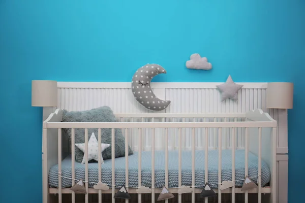 Babyzimmer Innenausstattung Mit Kinderbett Der Nähe Der Farbwand — Stockfoto