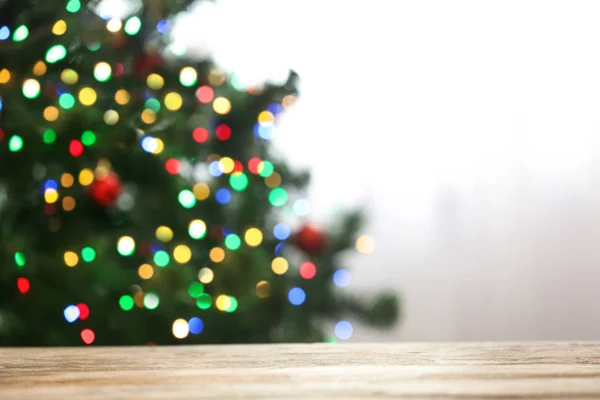 Розмитий Вид Ялинку Яскравими Різдвяними Вогнями Біля Столу Приміщенні Святковий — стокове фото