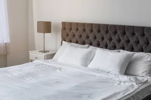 室内での快適なベッドにソフトの白い枕 — ストック写真