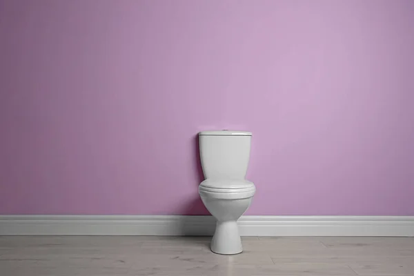 Neue Keramik Toilettenschüssel Der Nähe Der Farbwand Mit Platz Für — Stockfoto