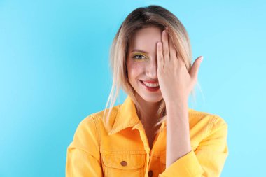 Renk arka plan üzerinde poz güzel ve genç birbayan. Yaz Modası