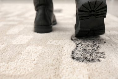Kirli ayakkabı çamurlu ayak halı üzerinde bırakarak yüz yüze