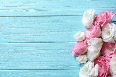 Ahşap arka plan üzerinde güzel Eustoma çiçekli düz yatıyordu kompozisyon