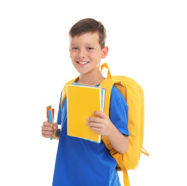 Beyaz arka plan üzerinde okul Kırtasiye ile şirin çocuk