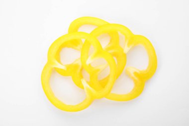 Olgun kırmızı biber biber beyaz zemin üzerine, üstten görünüm kesilmiş