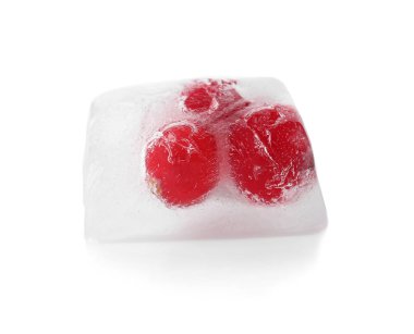 Ice cube beyaz zemin üzerine donmuş ham meyveleri