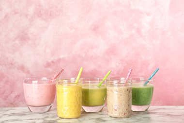 Cam masa renk arka plan üzerinde smoothies ile