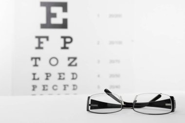 Gözlük göz grafik karşı masada düzeltici lensler ile