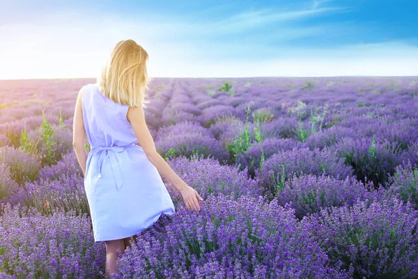 Jeune Femme Dans Champ Lavande Jour Été — Photo