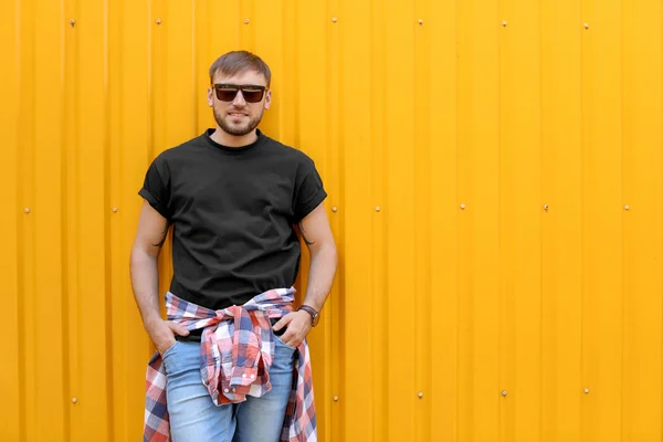 Ung Man Klädd Svart Shirt Nära Färg Vägg Gatan — Stockfoto
