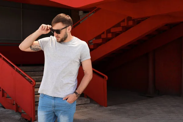 Jovem Vestindo Camiseta Cinza Rua Estilo Urbano — Fotografia de Stock