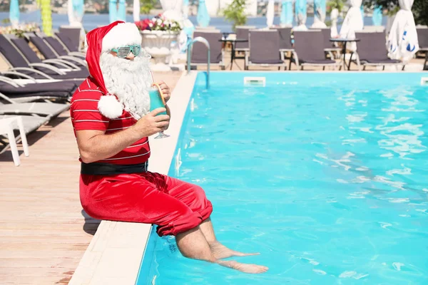 Authentique Père Noël Avec Cocktail Près Piscine Station — Photo