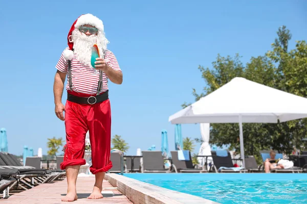 Havuzu Resort Yakınındaki Kokteyl Ile Otantik Noel Baba — Stok fotoğraf