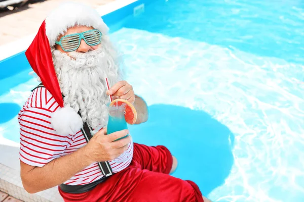 Havuzu Resort Yakınındaki Kokteyl Ile Otantik Noel Baba — Stok fotoğraf