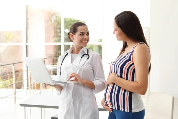 Jeune Médecin Avec Femme Enceinte Hôpital Consultation Des Patients — Photo