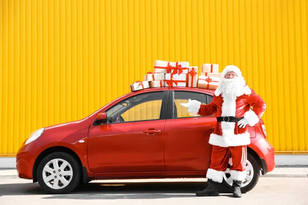 Autentyczny Święty Mikołaj Pobliżu Czerwony Samochód Pudełeczka Zewnątrz — Zdjęcie stockowe
