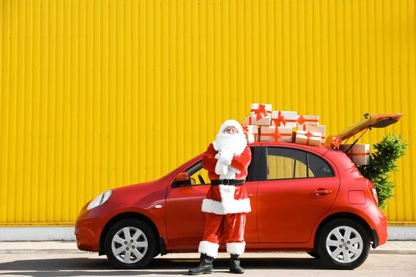Autêntico Papai Noel Perto Carro Vermelho Com Caixas Presente Árvore — Fotografia de Stock