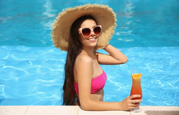 Vacker Ung Kvinna Med Cocktail Blå Pool — Stockfoto