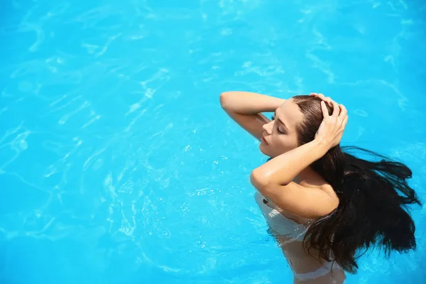 Vacker Ung Kvinna Blå Pool — Stockfoto