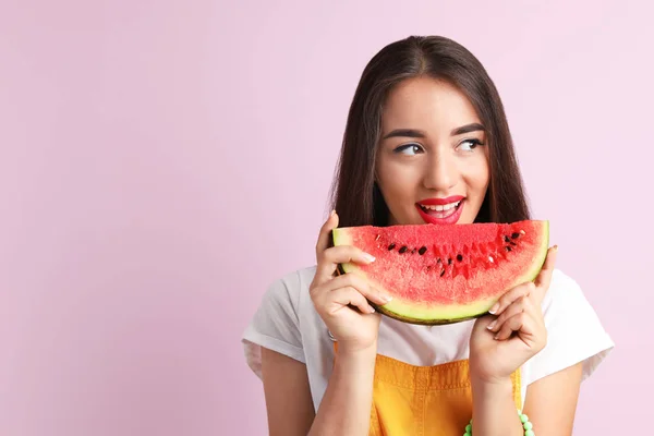 Mooie Jonge Vrouw Poseren Met Watermeloen Kleur Achtergrond — Stockfoto