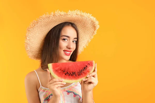 Mooie Jonge Vrouw Poseren Met Watermeloen Kleur Achtergrond — Stockfoto