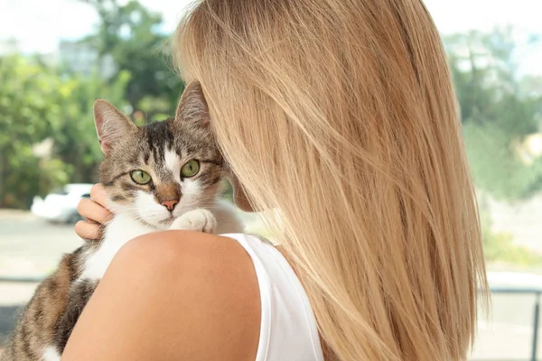 Jeune Femme Tenant Chat Mignon Près Fenêtre Maison — Photo