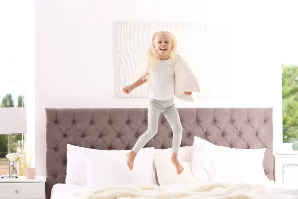Симпатична Маленька Дівчинка Подушкою Стрибає Ліжку Вдома — стокове фото