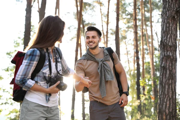 Casal Jovem Floresta Dia Verão Temporada Acampamento — Fotografia de Stock