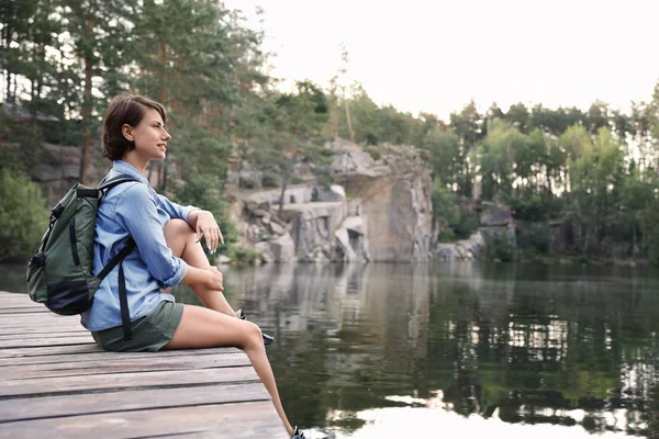 Νεαρή Γυναίκα Στην Ξύλινη Προβλήτα Κοντά Στη Λίμνη Κάμπινγκ Σεζόν — Φωτογραφία Αρχείου