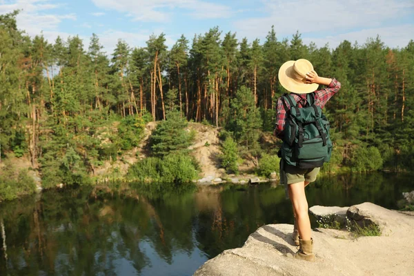 湖と森の近くの岩の上の若い女性 キャンプ シーズン — ストック写真