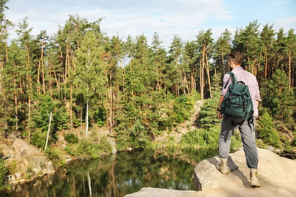 Giovane Uomo Sulla Roccia Vicino Lago Foresta Campeggi Stagione — Foto Stock