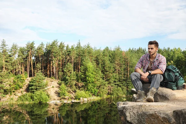 Giovane Uomo Sulla Roccia Vicino Lago Foresta Campeggi Stagione — Foto Stock