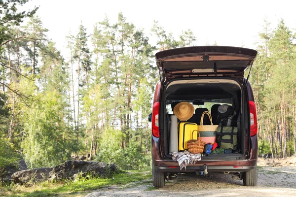 Van Con Equipo Camping Maletero Aire Libre — Foto de Stock