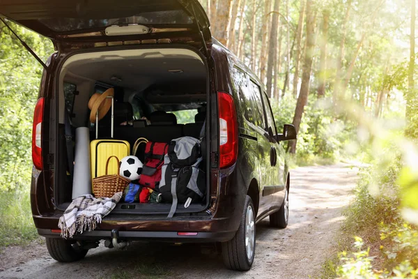 Van Avec Matériel Camping Dans Coffre Extérieur — Photo