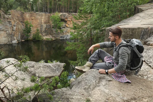 Joven Una Montaña Rocosa Cerca Del Lago Temporada Camping — Foto de Stock