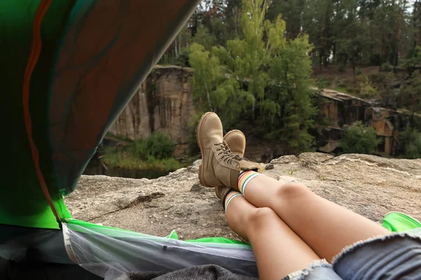 Jeune Femme Reposant Dans Une Tente Camping Vue Intérieur — Photo