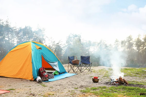 キャンプ テントと夏の日の荒野のアクセサリー — ストック写真