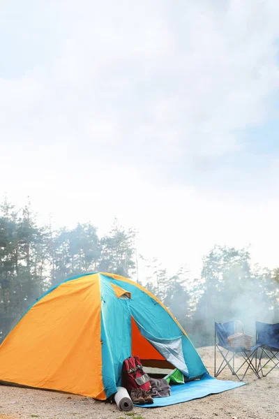 Camping Tält Och Tillbehör Vildmarken Sommardag — Stockfoto