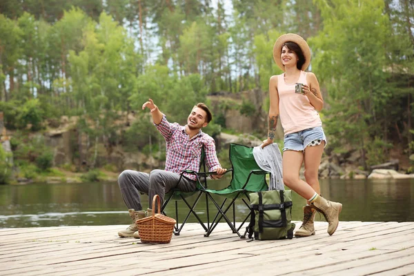 Junges Paar Ruht Sich Auf Einem Steg Der Nähe Des — Stockfoto