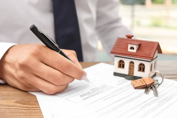 Homem Que Assina Documento Mesa Escritório Agente Imobiliário — Fotografia de Stock