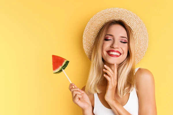 Mujer Joven Bonita Con Jugosa Sandía Sobre Fondo Color — Foto de Stock